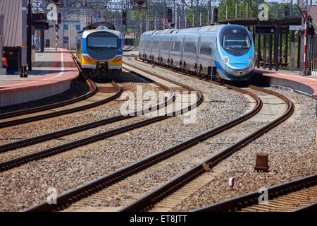 Trainieren Sie auf der Plattform des Bahnhofs in Gdynia, Polen. Stockfoto