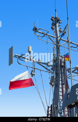 Polnische Flagge in einem Kriegsschiff gegen blauen Himmel. Stockfoto