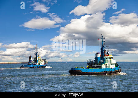 Zwei Schlepper Position heraus zum Meer in Gdynia, Polen. Stockfoto