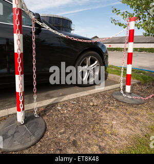 Kiebitz Nest mit zwei Eiern im Parkhaus - die Poller platziert wurden, um die Eier zu schützen Stockfoto