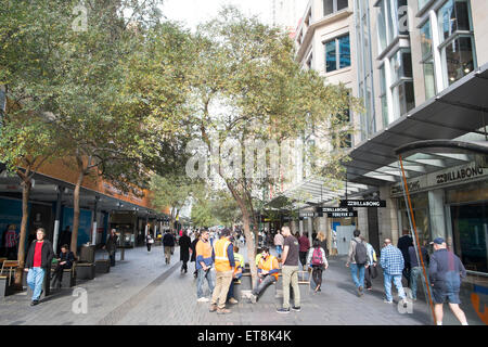 Läden und Geschäfte in Sydneys Einzelhandel Haupteinkaufsstraße, Pitt Street, im Herzen des Stadtzentrums, Sydney, Australien Stockfoto