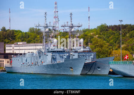 Marine Kriegsschiff vertäut am Kai im Hafen von Gdynia, Polen. Stockfoto