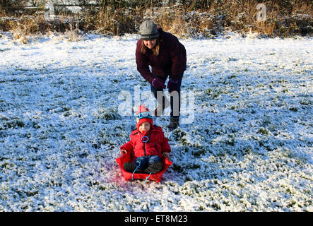 Letzte Nacht sah die ersten Schneefall traf den Nordosten Englands nach Schottland und Yorkshire erhielt ihre auf Weihnachtstag mit: Aiden Whitworth wo: Newcastle, United Kingdom bei: 28. Dezember 2014 Credit: WENN.com Stockfoto