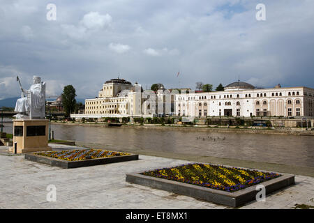 Macedonian Kampf Museum und malerischen Blick auf den Fluss Vardar Skopje Mazedonien Stockfoto