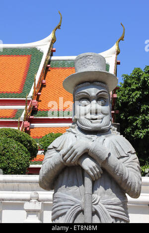 Farang-Wächter-Figur im Tempel Wat Pho, Bangkok Stockfoto