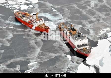 US Coast Guard Cutter Healy bricht Eis neben der kanadischen Küstenwache schwere Eisbrecher CCGS Louis S. St-Laurent 5. September 2009 in der Arktis. Stockfoto