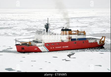US Coast Guard Cutter Healy bricht Eis 24. August 2009 in der Arktis. Die Healy ist das neueste und technologisch am weitesten fortgeschrittene polare Eisbrecher im Besitz von der Küstenwache. Stockfoto