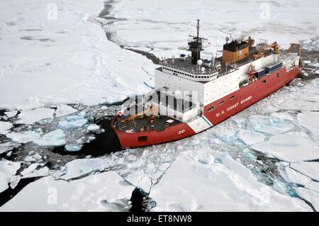 US Coast Guard Cutter Healy bricht Eis 31. August 2009 in der Arktis. Die Healy ist das neueste und technologisch am weitesten fortgeschrittene polare Eisbrecher im Besitz von der Küstenwache. Stockfoto