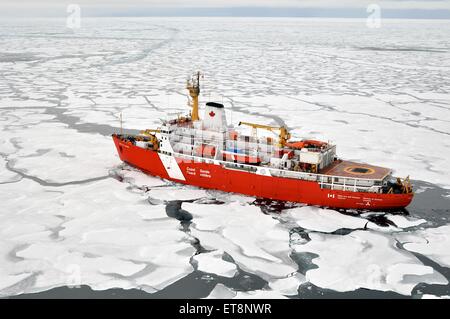 US Coast Guard Cutter Healy bricht Eis 5. September 2009 in der Arktis. Die Healy ist das neueste und technologisch am weitesten fortgeschrittene polare Eisbrecher im Besitz von der Küstenwache. Stockfoto