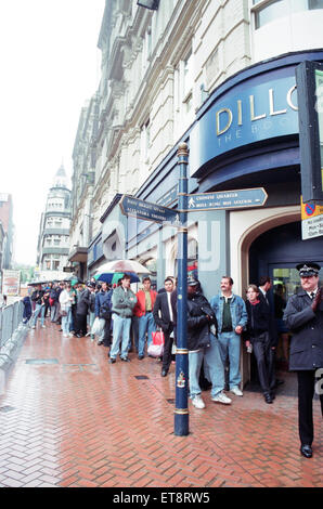 Box-Fans Schlange vor Dillions Buchhandlung in Birmingham zu sehen Muhammad Ali und ein signiertes Exemplar von Thomas Hauser-Biographie von Ali zu kaufen. 4. Juni 1992 Stockfoto