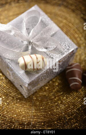 Geschenkkarton Silber und drei Datum Frucht Pralinen aus oberen Winkel. Stockfoto