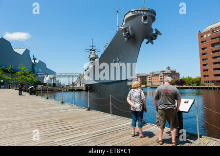 Ein paar liest Informationen über Schlachtschiff Wisconsin im Nauticus Museum in Norfolk, Virginia. Stockfoto
