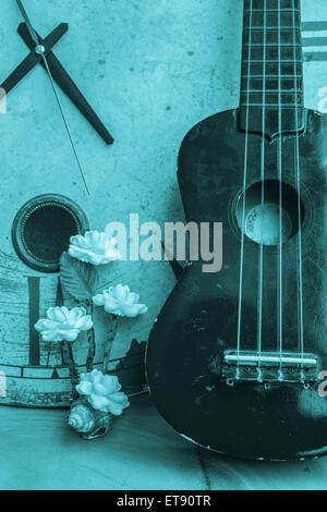 Ukulele und Clock auf schwarzen und weißen Hintergrund. Stockfoto