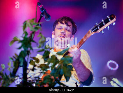 Rock Band British Sea Power in Konzert im Ritz, Manchester, UK, 11. Juni 2015. Jan Scott Wilkinson-Lead-Sänger und Gitarrist. Stockfoto