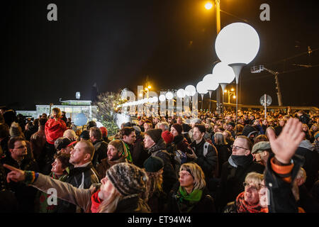 Berlin, Deutschland, Luftballons leichte Grenze und Besucher an der Bornholmer Straße Stockfoto