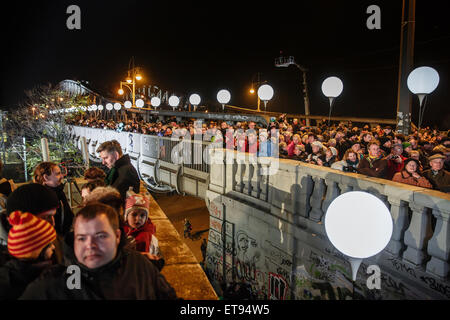 Berlin, Deutschland, Luftballons leichte Grenze und Besucher an der Bornholmer Straße Stockfoto