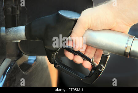 Das Auto mit Benzin nachfüllen Stockfoto