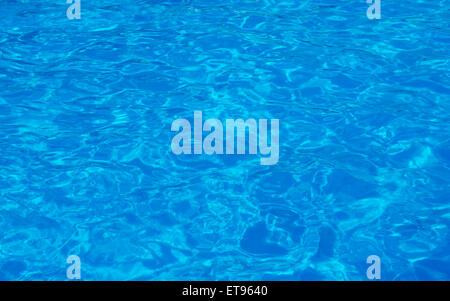 schöne klare Poolwasser reflektiert in der Sonne Stockfoto