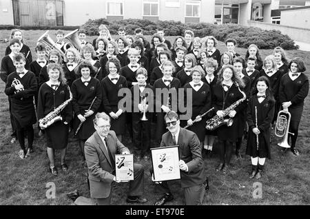 In Harmonie... Rastrick High School Concert Band, gesehen mit Kopf Musik Herr Peter Lynch (rechts) und Schulleiter Herr Peter Clark, die Zertifikate gewann beim National Concert Band Festival zu halten. 10. April 1991. Stockfoto