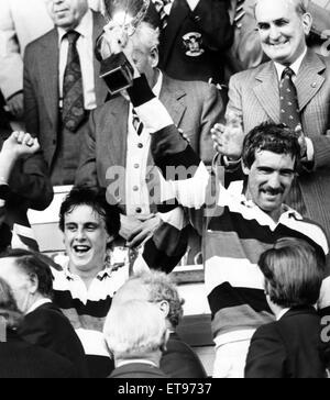 Walisischer Rugby-Union-Finale - Pontypool 18-6 Swansea. Jeff Squire, Pontypool Kapitän hält die WRU Tasse mit Mann des Spiels, David Bishop (links). 30. April 1983. Stockfoto