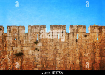 Mauer der alten heiligen Jerusalem, von der hellen Sonne beschienen. Foto im Stil der alten Farbe Bild. Stockfoto