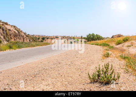 Asphaltstraße über großen Krater in der Wüste Negev, Israel Stockfoto