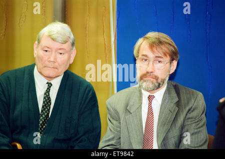 Gesamtschule Halle Garth Middlesbrough Montag, 28. März 1994. Ein maskierter Mann mit einer Schrotflinte und Messer brach in einem Klassenzimmer bestellt den Lehrer, die Jungs an der Wand aufgereiht und stürzte sich dann auf drei Mädchen mit einem Messer. Nikki Conroy 12 wurde getötet und zwei ihrer Klassenkameraden Emma Winter und Michelle Reeve beide 13 lag reichlich Blutungen aus Stichwunden. Im Dezember 1995 Killer Stephen Wilkinson wurde wegen Totschlags mit verminderten und in einem sicheren Krankenhaus auf unbestimmte Zeit gesperrt. Im Bild. News-Pressekonferenz im Polizeipräsidium Stockfoto