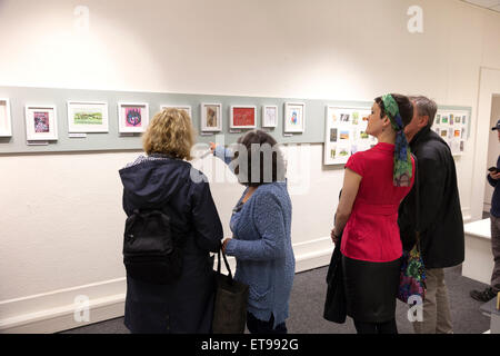 Ausstellung der Postkarte Kunst für einen guten Zweck bei Dean Clough, Halifax, West Yorkshire Stockfoto