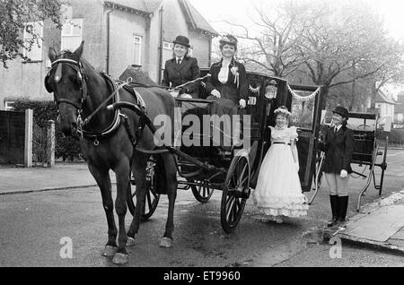 Liverpool May Queen, Carol Ann Cassidy im Alter von 11, Geschmack der VIP Behandlung wie Prinz vor ihrem Haus erarbeitet, l-R, Sue Tate, Susan Ort und Jo Murphy, Mittwoch, 7. Mai 1986. Stockfoto