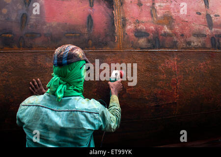 Dhaka, Bangladesch. 12. Juni 2015. Werftarbeiter nahe dem Fluss Buriganga in Dhaka am 12. Juni 2015. In alten Dhakas Keraniganj Bereich gibt es mehr als 35 Werften in der Bank des Flusses Burigonga, wo kleine Schiffe, Produkteinführungen und Dampfer gebaut und repariert rund um die Uhr. Rund 15.000 Menschen arbeiten extrem gefährliche Bedingungen verdienen TK. 300-400 BDT (1 USD = 78 BDT), da sie nicht Sicherheits-Ausrüstung von den Dock-Besitzern und Unfälle häufig sind. Bildnachweis: Zakir Hossain Chowdhury Zakir/Alamy Live-Nachrichten Stockfoto