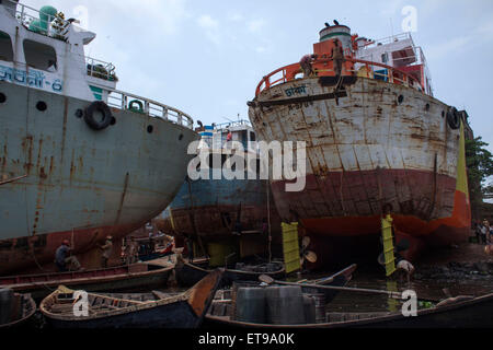 Dhaka, Bangladesch. 12. Juni 2015. Werftarbeiter nahe dem Fluss Buriganga in Dhaka am 12. Juni 2015. In alten Dhakas Keraniganj Bereich gibt es mehr als 35 Werften in der Bank des Flusses Burigonga, wo kleine Schiffe, Produkteinführungen und Dampfer gebaut und repariert rund um die Uhr. Rund 15.000 Menschen arbeiten extrem gefährliche Bedingungen verdienen TK. 300-400 BDT (1 USD = 78 BDT), da sie nicht Sicherheits-Ausrüstung von den Dock-Besitzern und Unfälle häufig sind. Bildnachweis: Zakir Hossain Chowdhury Zakir/Alamy Live-Nachrichten Stockfoto