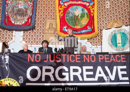 Barnsley, Yorkshire, Großbritannien. 12. Juni 2015. Hauptquartier der Barnsley von NUM, Mitglieder des Orgreave Wahrheit und Gerechtigkeit Kampagne Release die Ergebnisse des IPCC in Orgreave Coking Plant im Jahr 1984 Bericht erstatten.  L-R Granville Williams (Wahrheit and Justice Campiagn) Chris Skidmore (Yorkshire Area President, NUM), Joe Rollin (Unite der Union) Authur Critchlow (Bergmann in Orgreave verhaftet) Credit: Mark Harvey/Alamy Live News Stockfoto