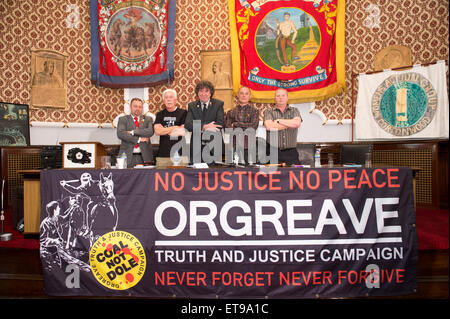 Barnsley, Yorkshire, Großbritannien. 12. Juni 2015. Hauptquartier der Barnsley von NUM, Mitglieder des Orgreave Wahrheit und Gerechtigkeit Kampagne Release die Ergebnisse des IPCC in Orgreave Coking Plant im Jahr 1984 Bericht erstatten. L-R Chris Kitchen (Präsident NUM), Granville Williams (Wahrheit und Gerechtigkeit Campiagn) Chris Skidmore (Yorkshire Area President, NUM), Joe Rollin (Unite der Union) Paul Winter (Bergmann in Orgreave verhaftet) Credit: Mark Harvey/Alamy Live News Stockfoto