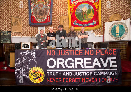 Barnsley, Yorkshire, Großbritannien. 12. Juni 2015. Hauptquartier der Barnsley von NUM, Mitglieder des Orgreave Wahrheit und Gerechtigkeit Kampagne Release die Ergebnisse des IPCC in Orgreave Coking Plant im Jahr 1984 Bericht erstatten. L-R Chris Kitchen (Präsident NUM), Granville Williams (Wahrheit und Gerechtigkeit Campiagn) Chris Skidmore (Yorkshire Area President, NUM), Joe Rollin (Unite der Union) Paul Winter (Bergmann in Orgreave verhaftet) Credit: Mark Harvey/Alamy Live News Stockfoto