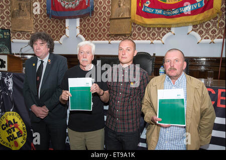 Barnsley, Yorkshire, Großbritannien. 12. Juni 2015. Hauptquartier der Barnsley von NUM, Mitglieder des Orgreave Wahrheit und Gerechtigkeit Kampagne Release die Ergebnisse des IPCC in Orgreave Coking Plant im Jahr 1984 zu melden.  L-R Chris Skidmore (Yorkshire Area President, NUM), Granville Williams (Wahrheit und Gerechtigkeit Campiagn) und Joe Rollin (Unite der Union), Arthur Critchlow (Bergmann verhaftet bei Orgreave) Credit: Mark Harvey/Alamy Live News Stockfoto