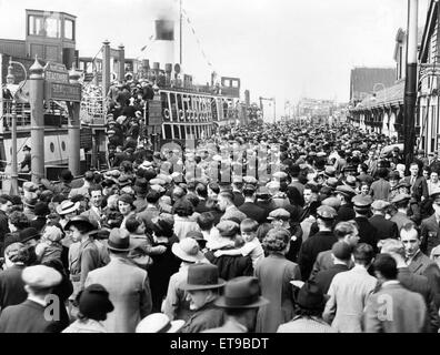 Urlauber auf die Landung Bühne und Fähre Boote für New Brighton geleitet. Molenkopf, Liverpool, Merseyside. 18. Mai 1937 Stockfoto