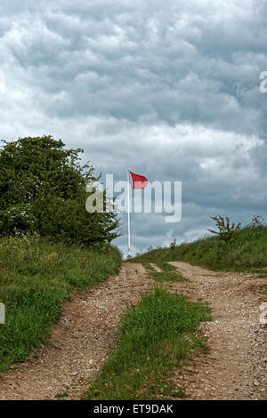 Rote Warnung Flagge auf Salisbury Plain. Stockfoto