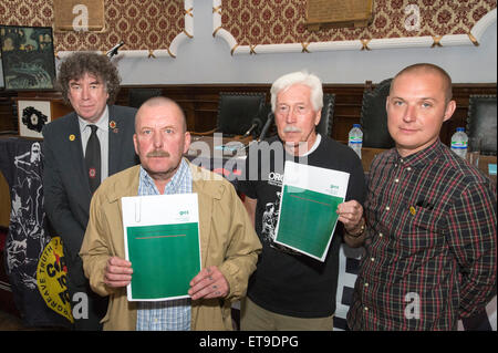 Barnsley, Yorkshire, Großbritannien. 12. Juni 2015. Hauptquartier der Barnsley von NUM, Mitglieder des Orgreave Wahrheit und Gerechtigkeit Kampagne Release die Ergebnisse des IPCC in Orgreave Coking Plant im Jahr 1984 Bericht erstatten.  L-R Chris Skidmore (Yorkshire Area President, NUM), Arthur Critchlow (Bergmann in Orgreave verhaftet), Granville Williams (Wahrheit und Gerechtigkeit Campiagn) und Joe Rollin (Unite der Union) Credit: Mark Harvey/Alamy Live News Stockfoto