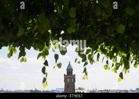 Hamburg, Deutschland, mit Blick auf den Turm der St. Pauli-Ebene Landungsbruecken Stockfoto