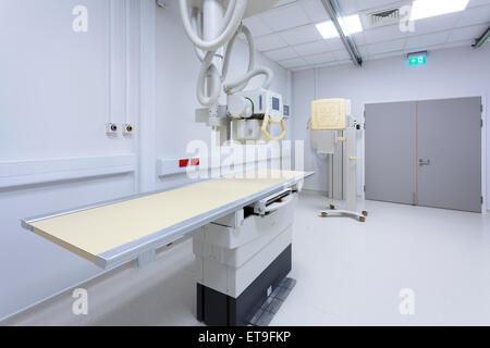 Krankenhaus-Röntgengerät und Tisch ohne Menschen Stockfoto