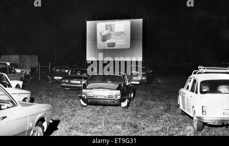 Fahren Sie im Kino, in Landwirt Swinburne Kuhweide mit Silos im Hintergrund, Kühe muhen und ein Bonus für Gönner, die Chance, einen Beutel mit Kartoffeln für 90p kaufen. Organisiert von der Runde Tabling von Stanley.  17. September 1974. Zwanzig Autos aufgetaucht, mit Gönner 1,25 Pfund, unabhängig davon, wie viele Passagiere zu bezahlen. Hauptmerkmal der Film diejenigen herrliche Männer In ihren fliegenden Kisten. Ernie Swinburne Farm, Causey. Stockfoto