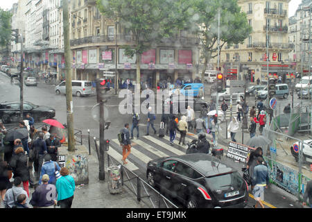 Paris, Frankreich, in einer belebten Kreuzung im Regen Stockfoto