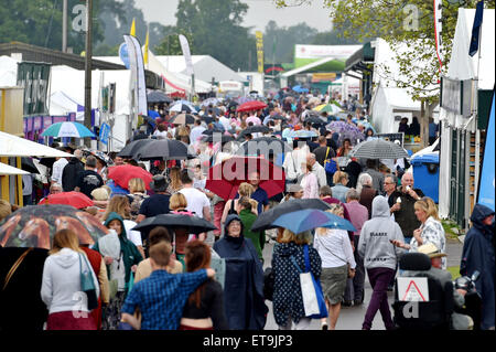 Ardingly Sussex UK 12. Juni 2015 - die Schirme herauskommen, als der Regen beginnt zu fallen auf den Süden von England Show in Ardingly heute diesjährigen Thema ist The Next Generation für Lebensmittel und Landwirtschaft Credit: Simon Dack/Alamy Live News Stockfoto