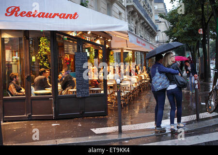 Paris, Frankreich, Liebespaar im Regen in den Straßen von Paris Stockfoto