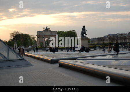 Der Louvre in Paris mit Blick auf den Arc de Triomphe du Carrousel. Stockfoto