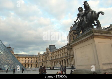 Eine Statue von einem König Louis XIV von Frankreich auf dem Pferderücken im Louvre in Paris. Stockfoto