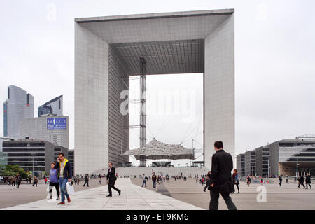 Puteaux, Frankreich, auf Passanten Grande Arche Stockfoto