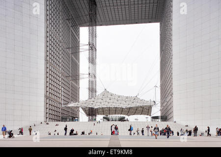 Puteaux, Frankreich, auf Passanten Grande Arche Stockfoto