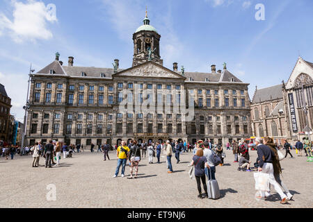 Menschen auf dem Dam vor königlicher Palast Amsterdam in den Niederlanden Stockfoto