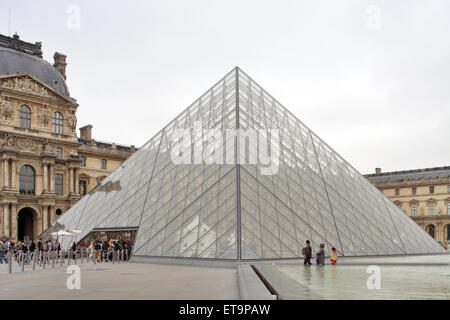 Paris, Frankreich, der Louvre-Pyramide Stockfoto